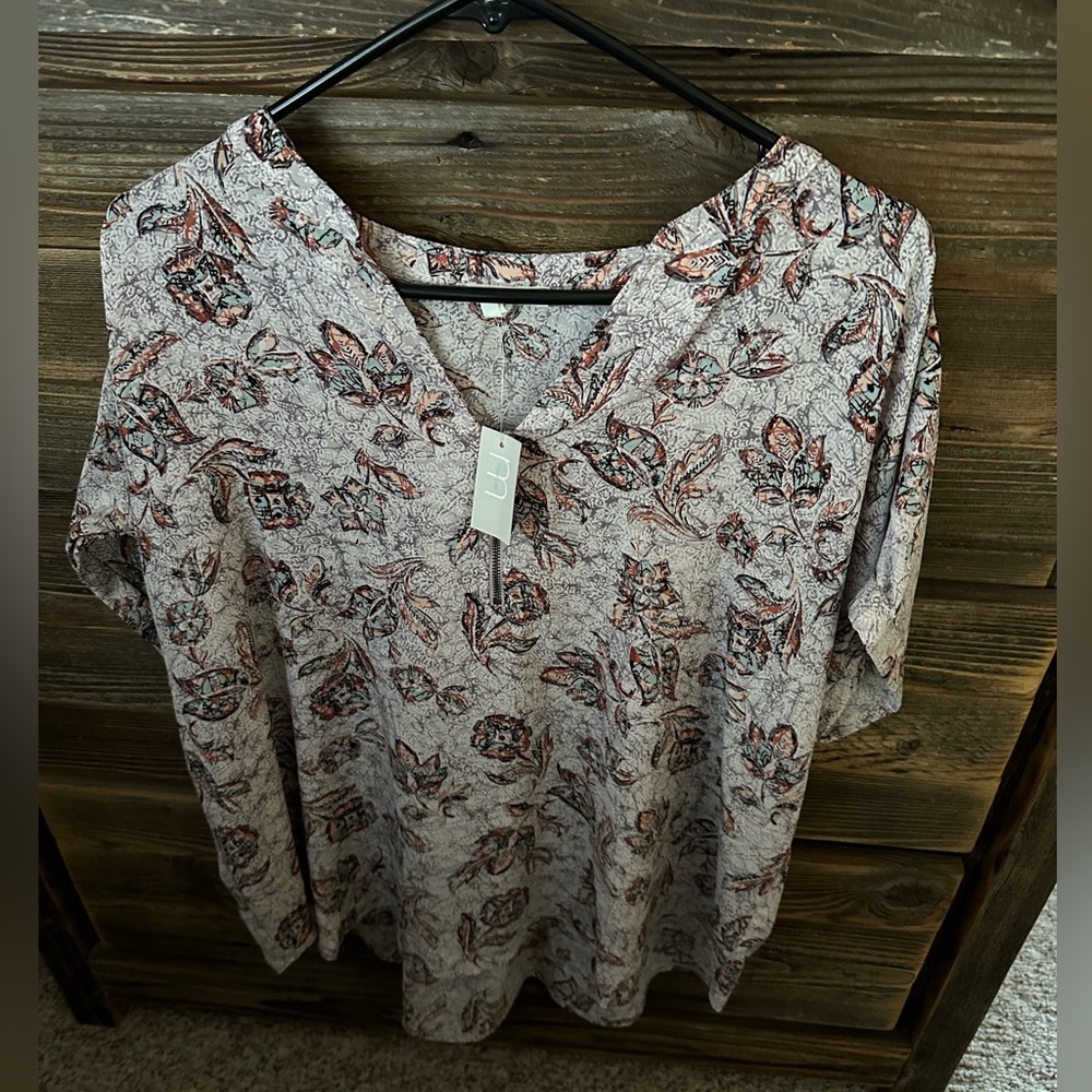 Ladies Maurice’s brand print short-sleeved top - NWT